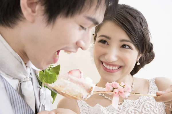 Bella Felice Giovane Sposa Alimentazione Bello Sposo Con Torta Nuziale — Foto Stock