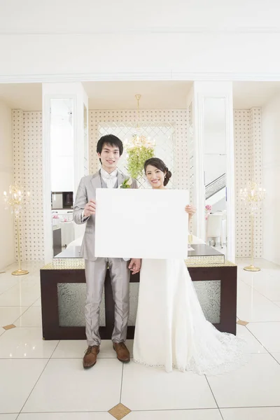 Belo Casamento Feliz Jovem Casal Segurando Banner Branco — Fotografia de Stock