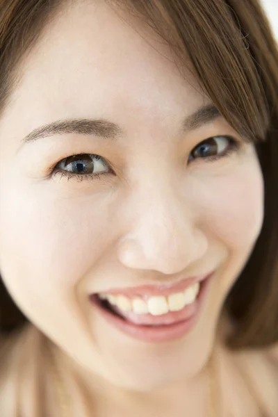 白い背景に微笑む美しい日本の女性の肖像画 — ストック写真