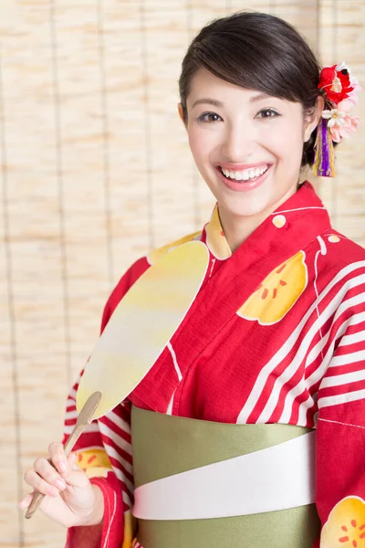 Retrato Una Hermosa Joven Usando Kimono Tradicional Japonés — Foto de Stock