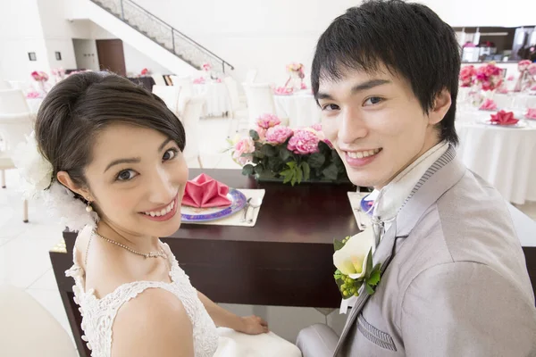 Bonito Feliz Jovem Casamento Casal Sorrindo Para Câmera — Fotografia de Stock
