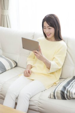 genç kadın dijital tablet kullanma