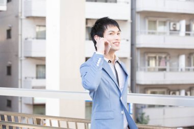 cep telefonuyla konuşan işadamı