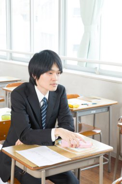 Sınıfta okuyan Japon öğrencinin portresi.