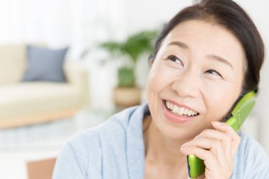 Kapat telefonu olan güzel, yaşlı Asyalı kadını.