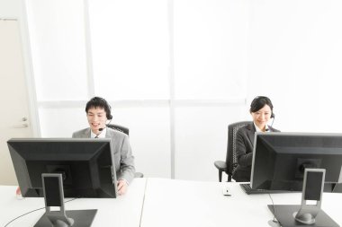 Ofiste bilgisayarlarla çalışan genç çalışanların portresi