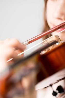 Genç, güzel Asyalı kadın keman çalıyor. 