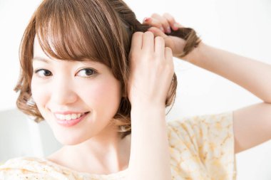 Gülümseyen Asyalı kadın örgü örüyor, kapat.