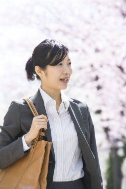 Sırt çantalı çekici kadın portresi