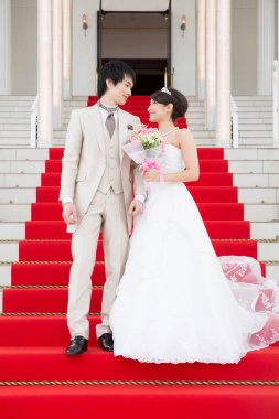 Asyalı gelin ve damat yakınlaşın.