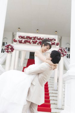 Asyalı gelin ve damat yakınlaşın.