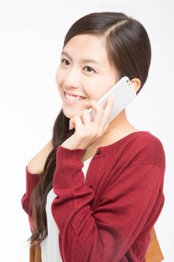 Beyaz arka planda akıllı telefondan konuşan kadın.