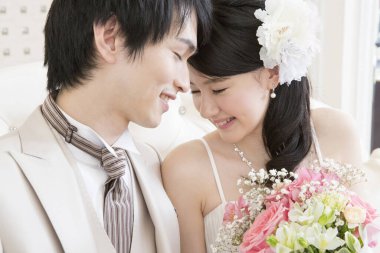 Düğün töreninde mutlu Japon gelin ve damat