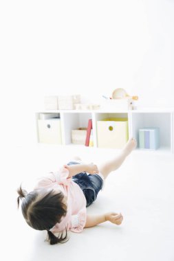 küçük kız yerde oynuyor