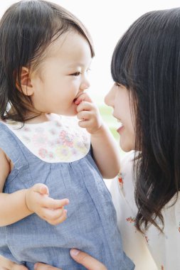 Küçük kızı ile oynarken annesi