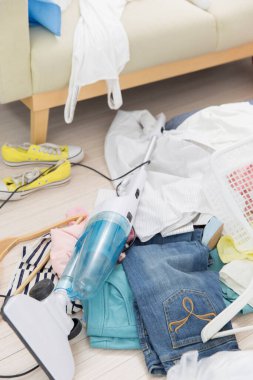 Kıyafetlerle dolu dağınık bir daire. Dağınık konsept