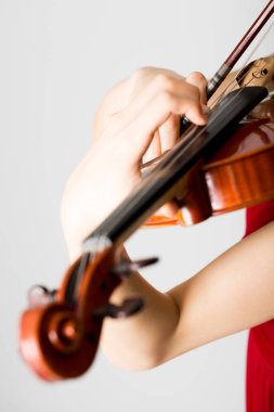 Genç Asyalı kadın keman çalıyor.