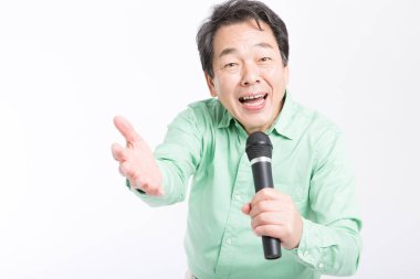 Beyaz arka planda şarkı söyleyen Asyalı adamın portresi