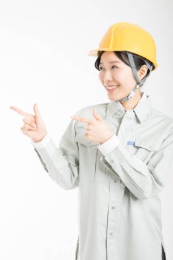 Güvenlik kaskı takmış kadın mühendis beyaz arka planda izole edildi