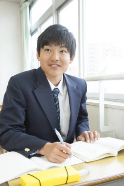 Sınıfta okuyan Japon öğrencinin portresi.