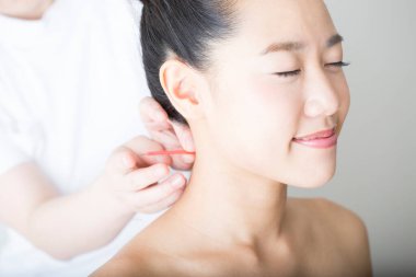 Güzel Japon Kadın Güzellik Merkezi 'nde Akupunktur Muayenesi Yapıyor