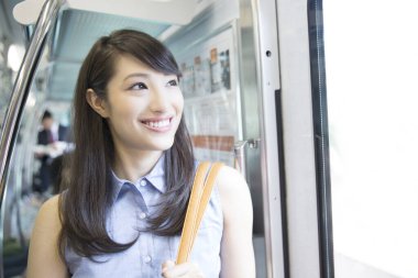 Trendeki mutlu genç kadın.