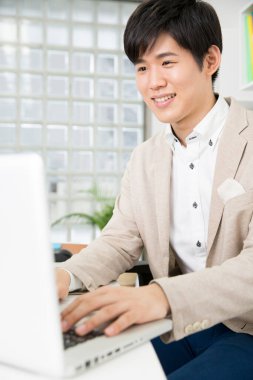 Ofiste bilgisayarla çalışan iş adamı 