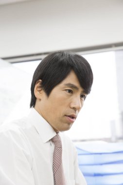 Asyalı iş adamının portresini kapat.