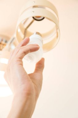 Kadın ampulü taktı. 