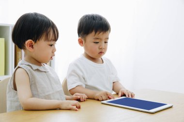 çocuklar tablet bilgisayarında oynuyorlar 