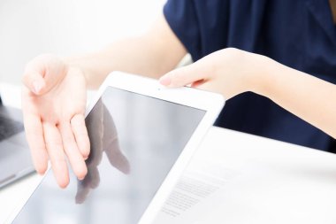 Ofiste tablet bilgisayar gösteren bir kadın