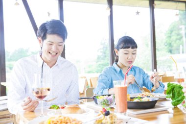 Restorandaki Asyalı genç çift.