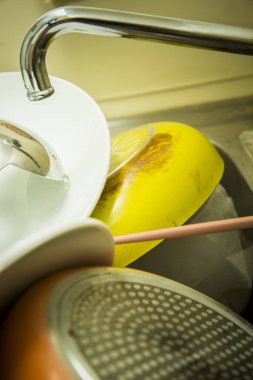 Mutfak lavabosunda kirli bulaşıklar. Görüntüyü kapat