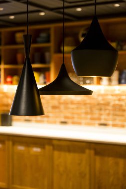 Bulanık iç kısımda modern lambalar