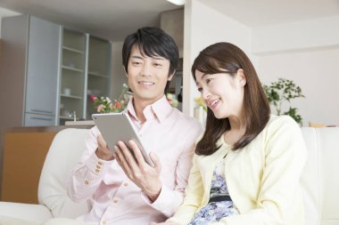 Asya çift dijital tablet kullanma