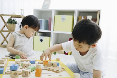 Odada oynayan iki tatlı Japon çocuk.