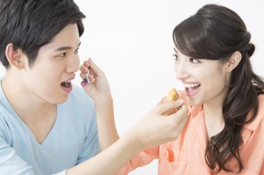 Kafede pasta yiyen Asyalı çift. 