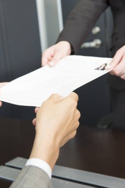 İş adamlarının elleri CV 'yi tutuyor 