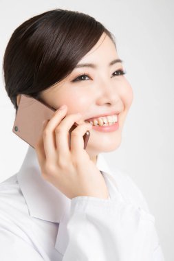 Cep telefonundan konuşan doktor kadın beyaz arka planda izole edilmiş. 