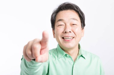 Kıdemli adam parmağıyla işaret ediyor. 