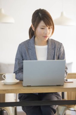 Ofiste çalışan genç Asyalı kadın.