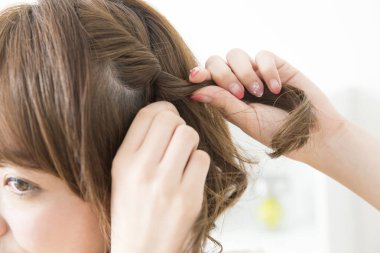 Gülümseyen Asyalı kadın örgü örüyor, kapat.