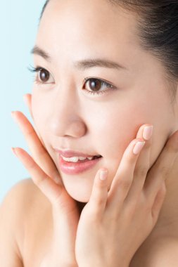 Mükemmel ciltli güzel bir Japon kadının portresi.