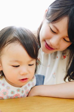 Asyalı anne ve evdeki sevimli çocuğu..
