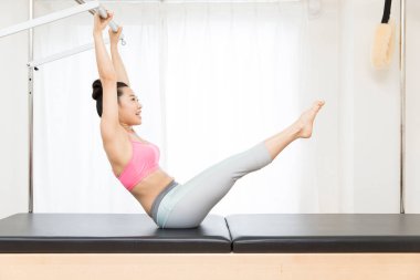 Spor giyinen Japon kadın iç mekanda antrenman yapıyor.