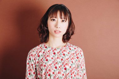 Asyalı güzel bir kadının portresi.