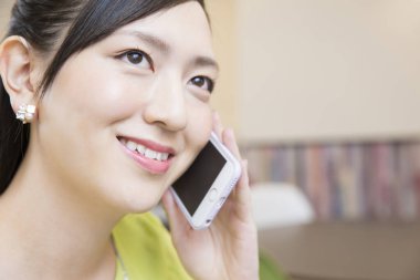 Asyalı kadın smartphone üzerinde söz