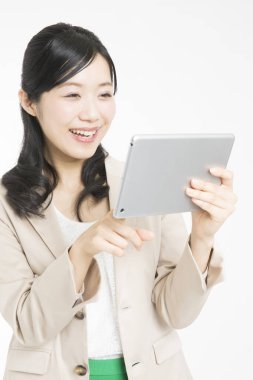 Beyaz arka planda tablet bilgisayar kullanan güzel Japon iş kadınının portresi 