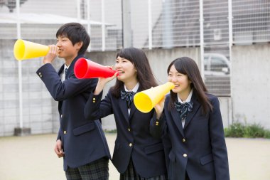 Okul üniformalı öğrenciler megafonla