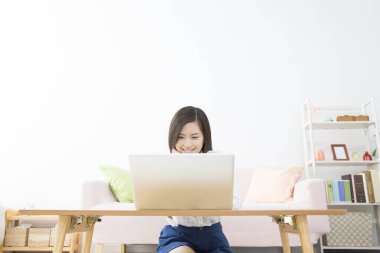 genç kadın bir dizüstü bilgisayar vasıl ev ile 